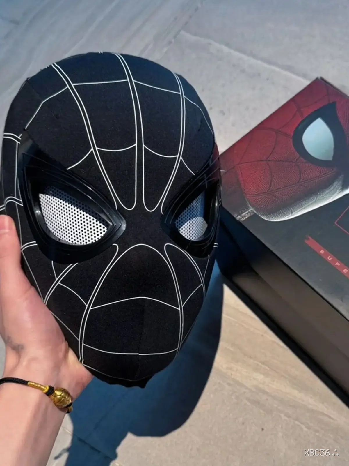 Black Spider-Man Mask – Jaw-Controlled Blinking Eyes